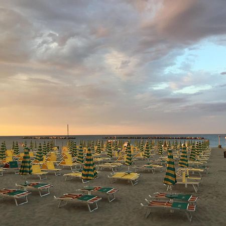 Hotel Viking Rimini Bagian luar foto