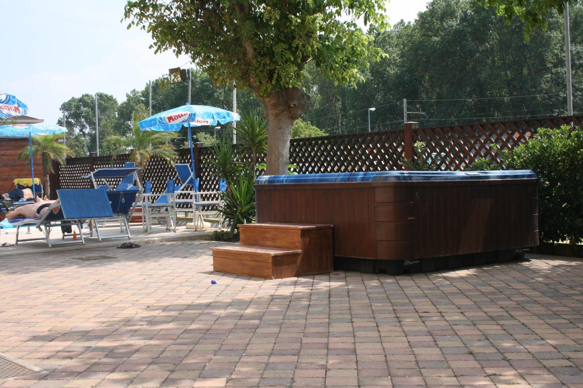 Hotel Viking Rimini Bagian luar foto