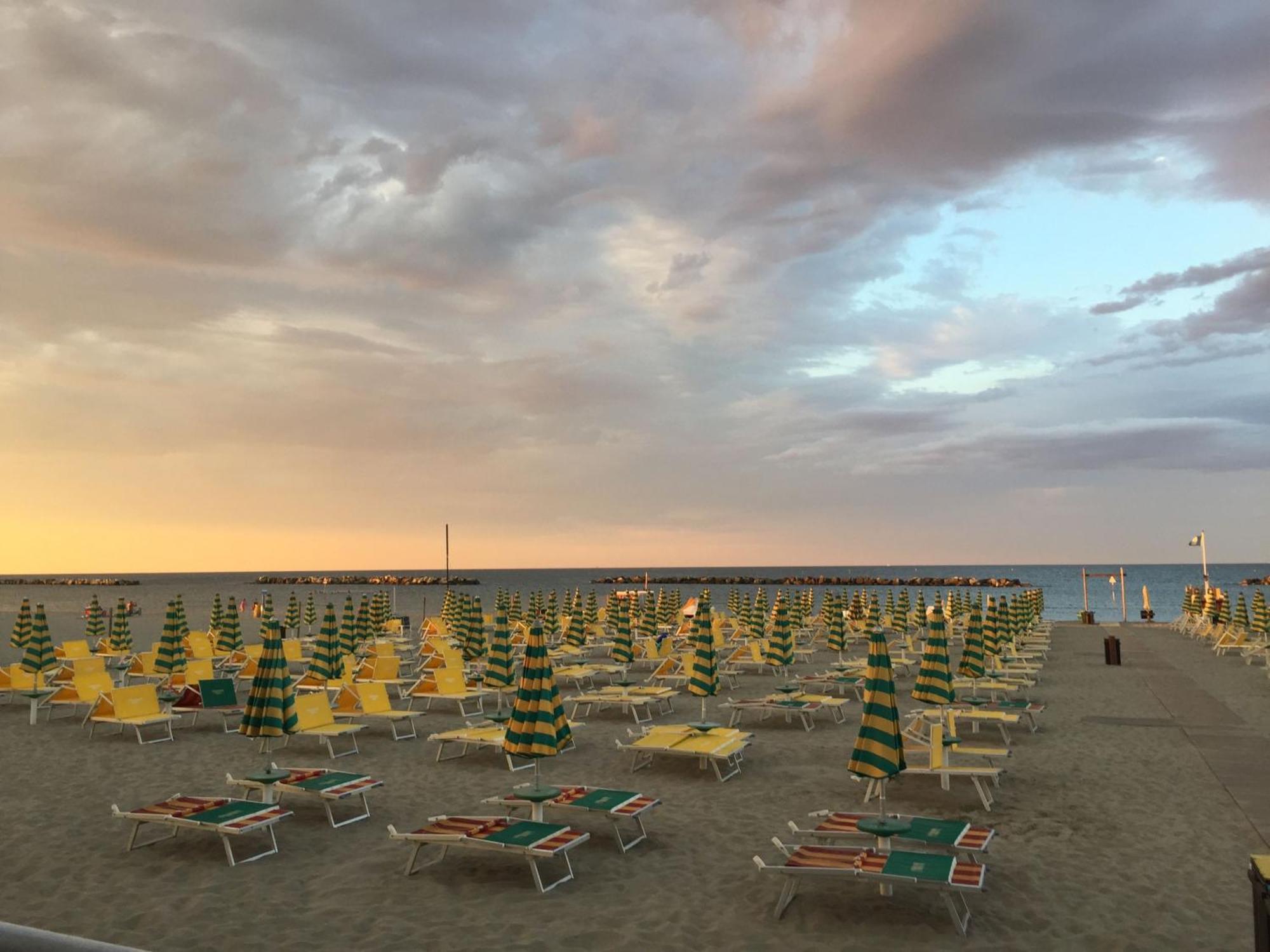 Hotel Viking Rimini Bagian luar foto