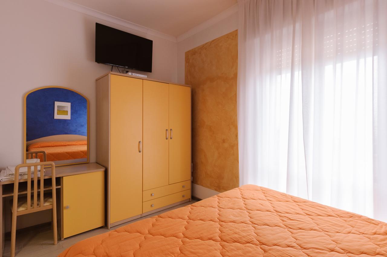 Hotel Viking Rimini Bagian luar foto